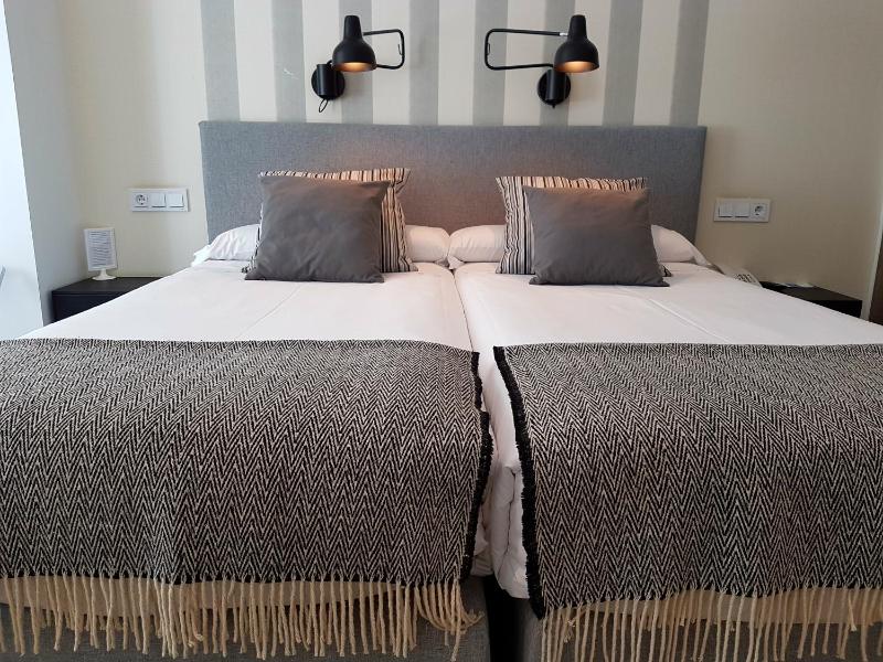 Premium Double Room image 4