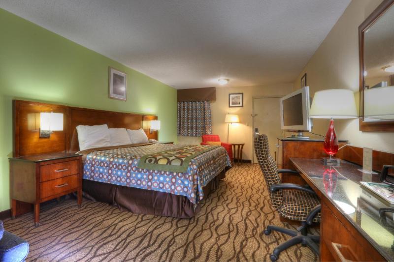 Standard King Room image 4