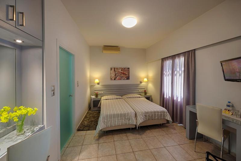 Twin Room with Shared Terrace image 3