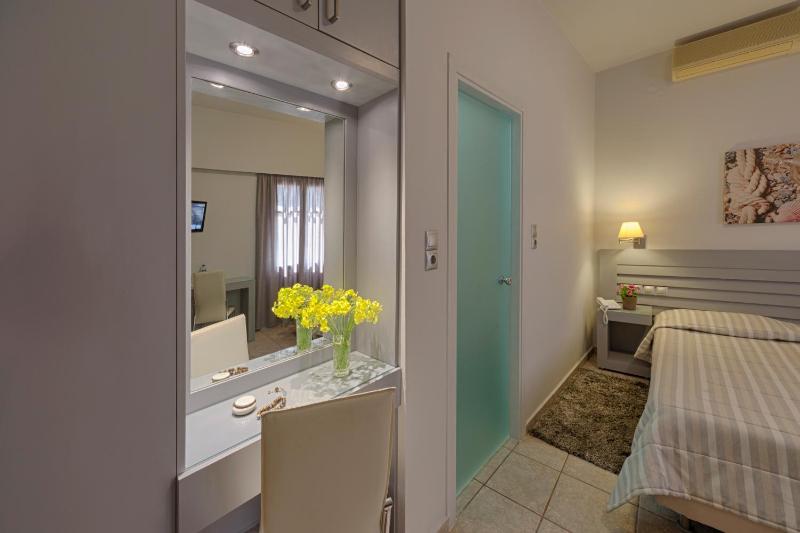 Twin Room with Shared Terrace image 4