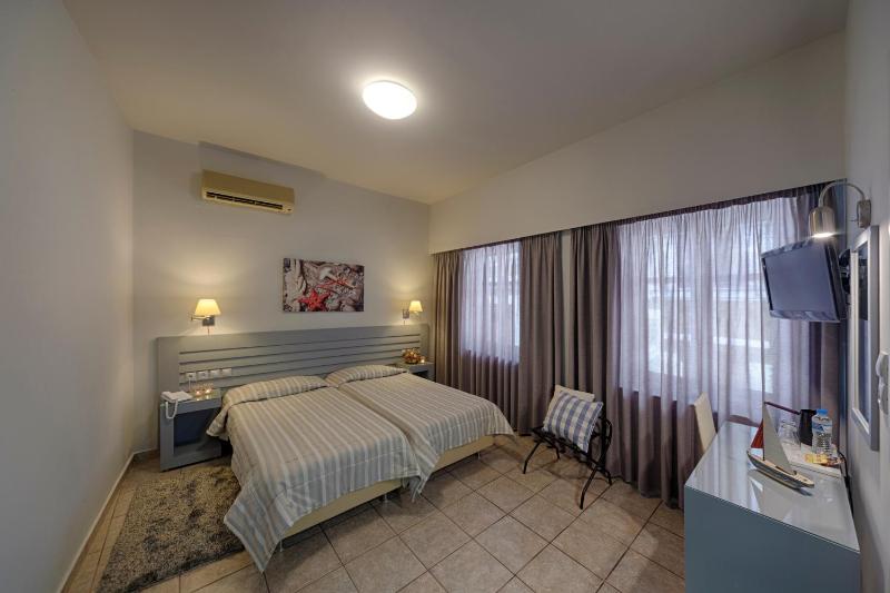 Twin Room with Shared Terrace image 1
