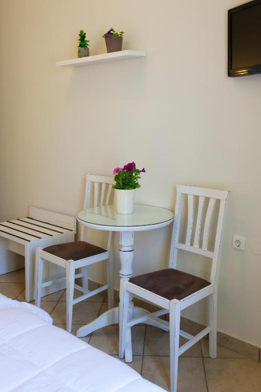 Twin Room image 3