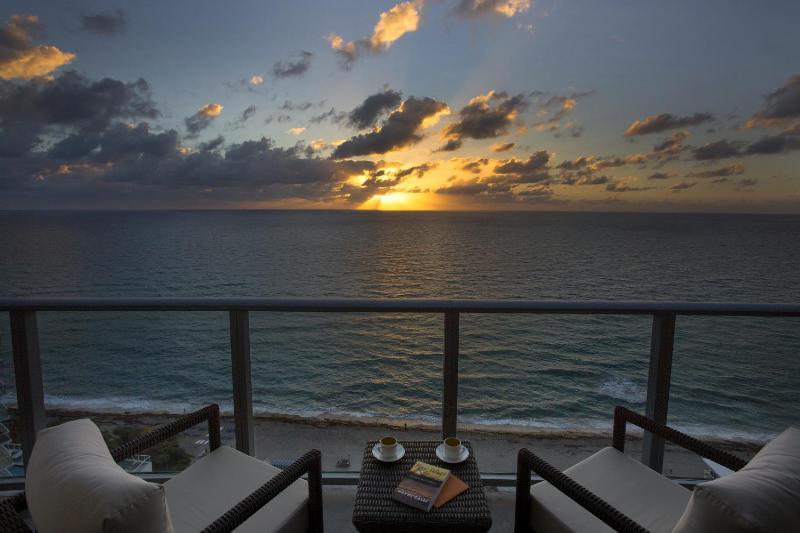 1 Bedroom Suite Oceanfront King  image 2