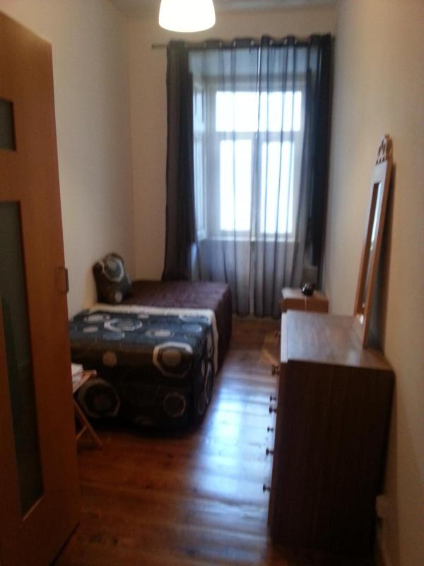 Single Room with Shared Bathroom image 2