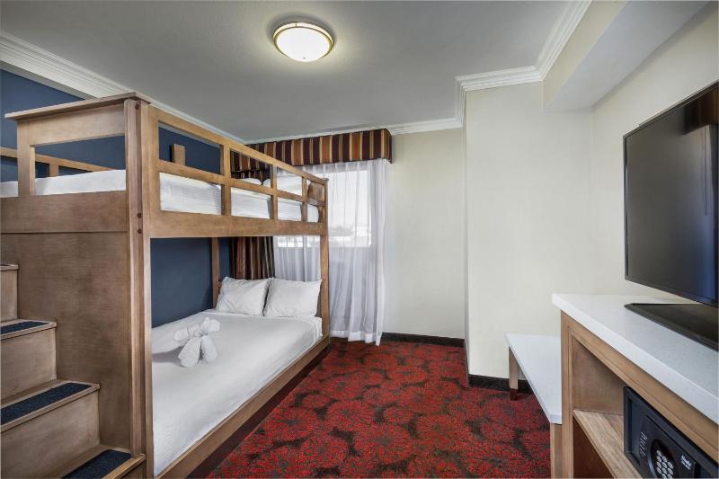 King Suite with Bunk Beds image 3