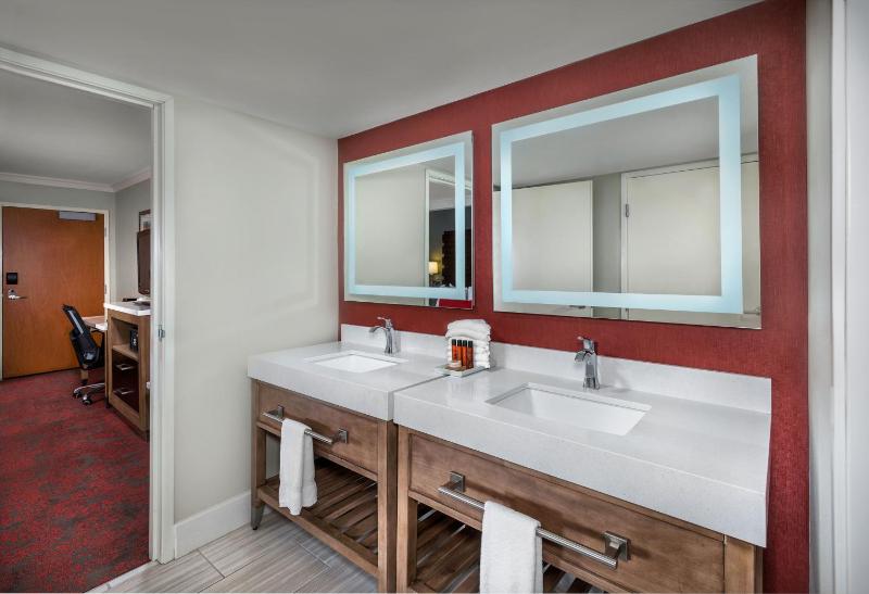 Two-Bedroom Two Bathroom Suite image 3