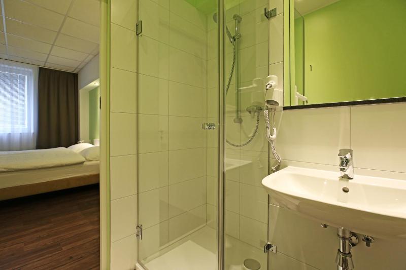 Standard Twin Room image 3