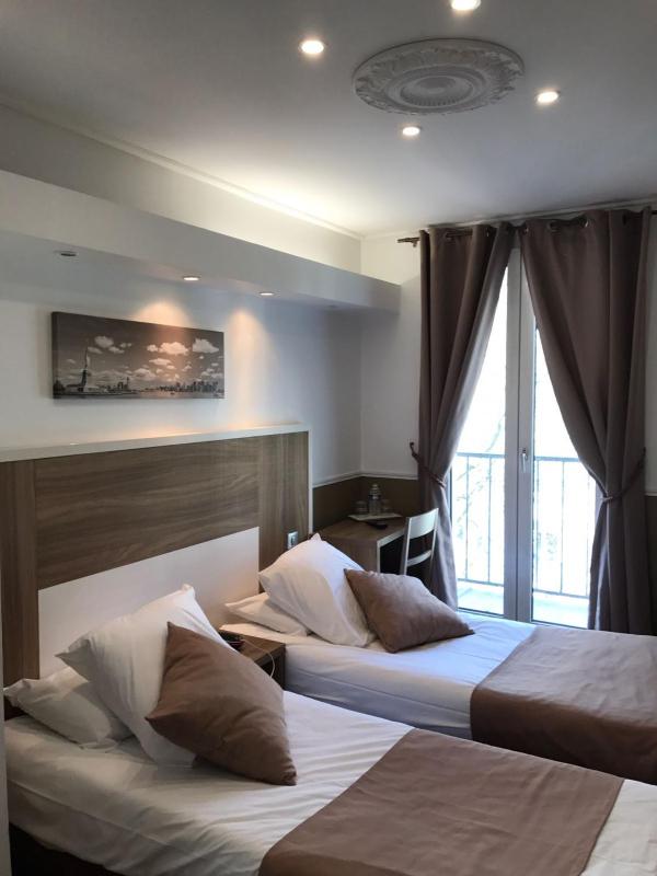 Basic Twin Room with Shower image 1