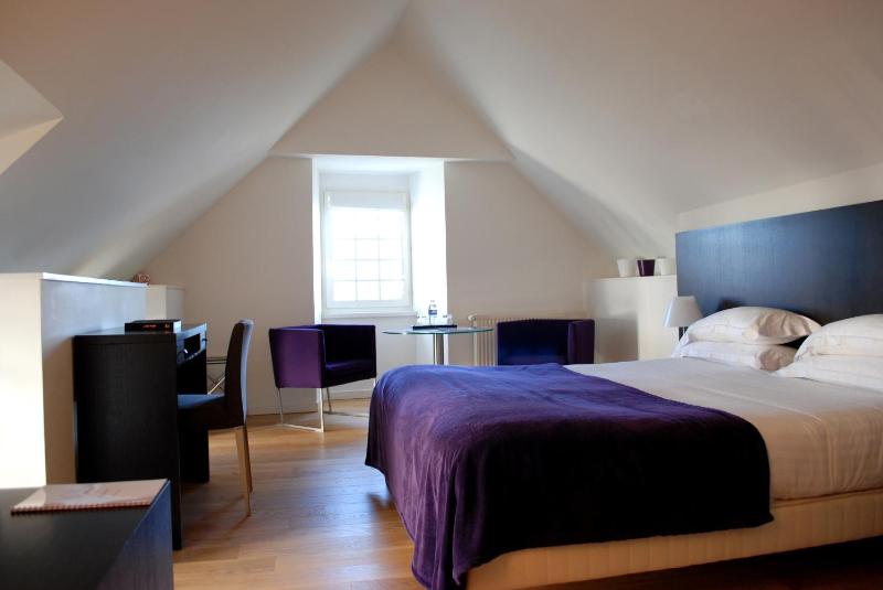 Superior Double Room with Partial Sea View image 4