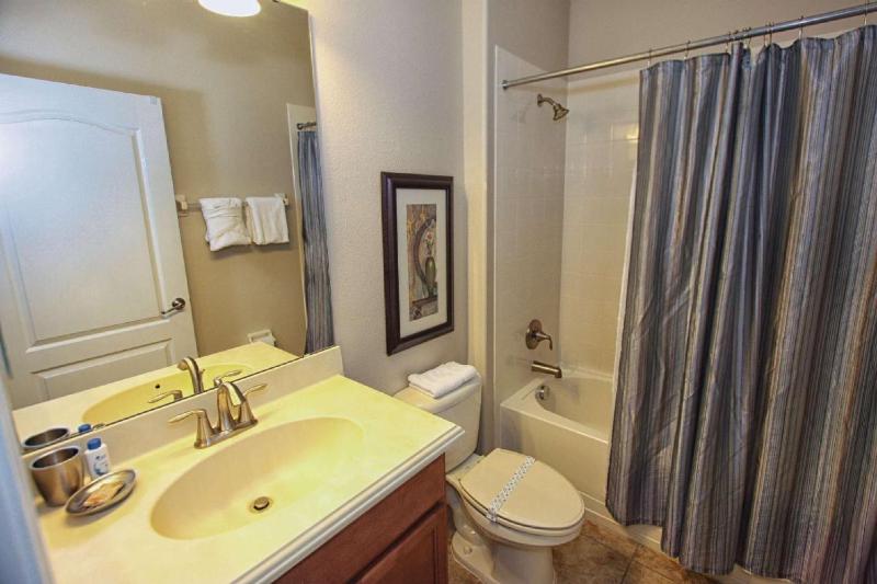 Six-Bedroom Apartment image 3