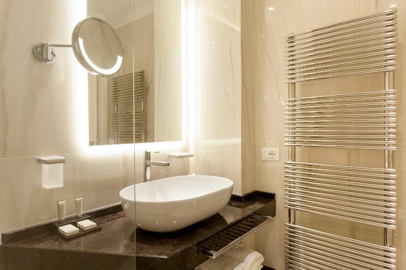 Deluxe Double or Twin Room image 2