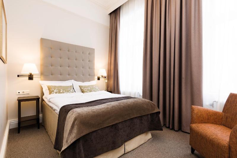 Small Double Room Queen image 4