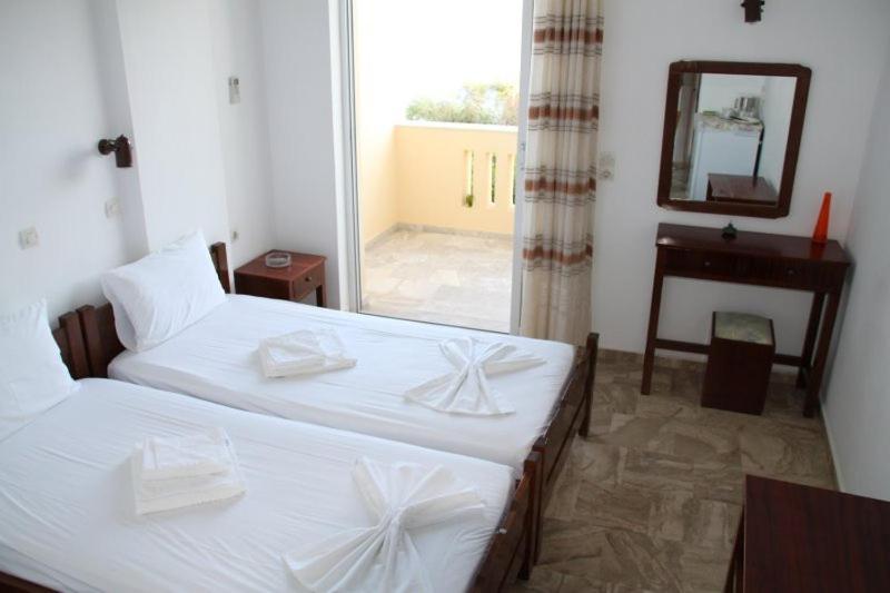 Standard Twin Room image 1