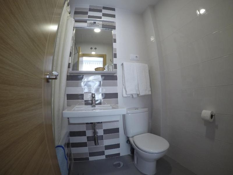 Single Room image 3