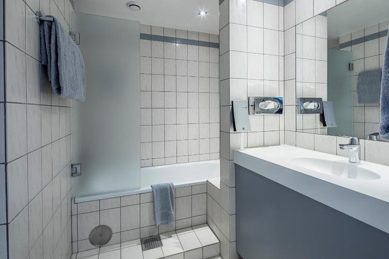 Deluxe Room with One Queen and One Single Bed image 3