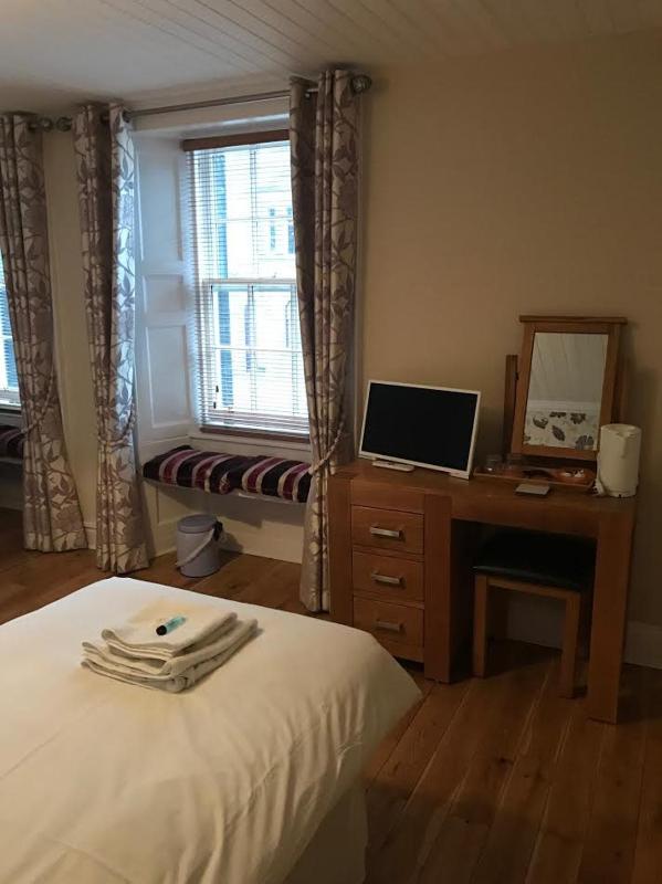Twin Room image 4