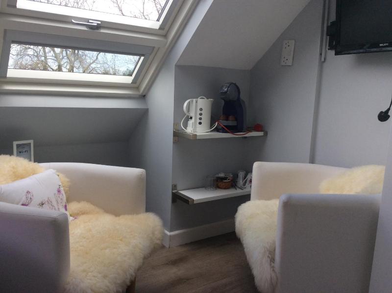 Twin Room image 3