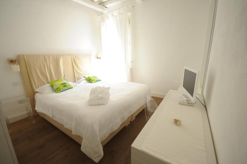 One-Bedroom Apartment  with access to terrace - upper floor image 4