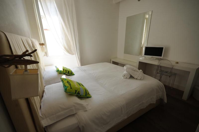 One-Bedroom Apartment  with access to terrace - upper floor image 3