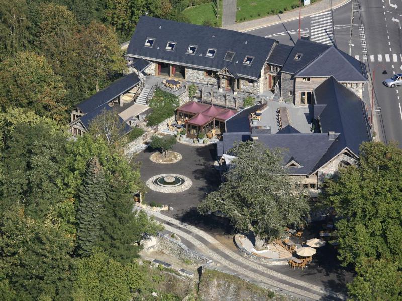 Nine-Bedroom Holiday Home image 1