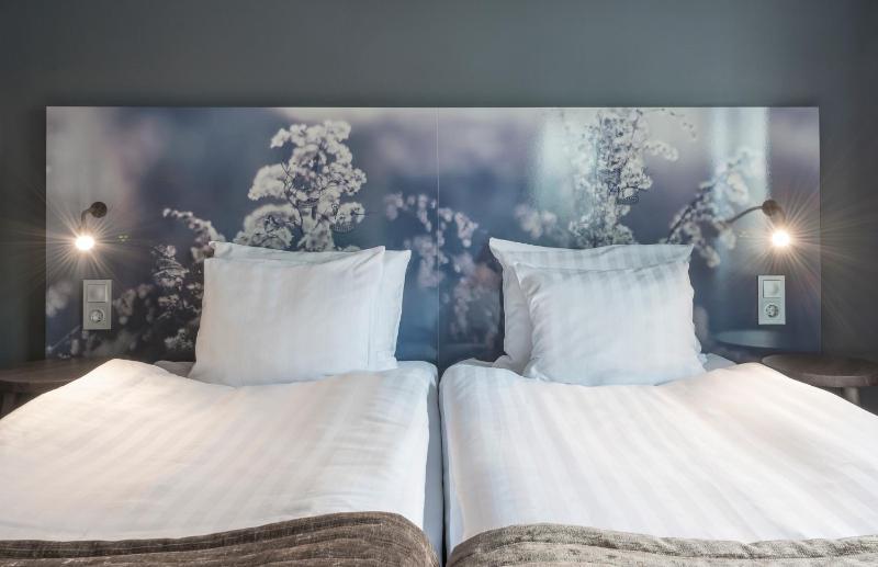 Standard Twin Room image 3