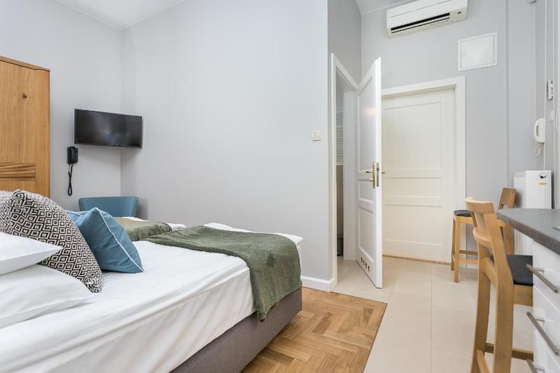 Twin Room image 3