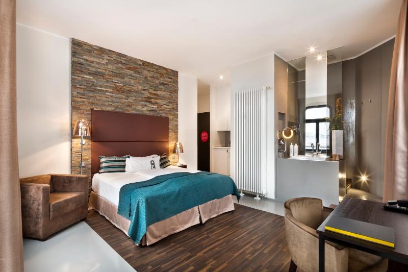 Deluxe Room image 3