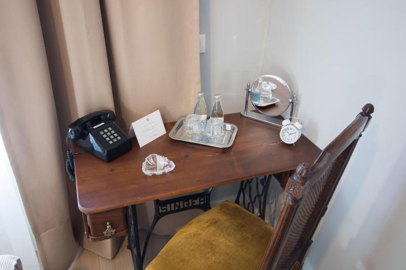 Twin Room image 4