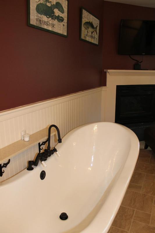 Superior King Room with Fireplace - Cottage (Lady Mariah) image 3