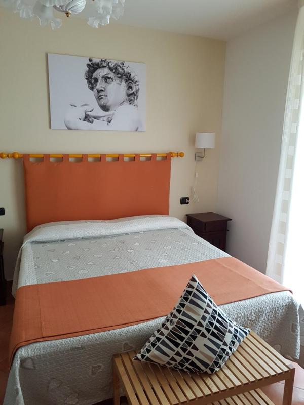 Double Room with Pool View image 3