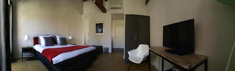 Deluxe King Room image 2