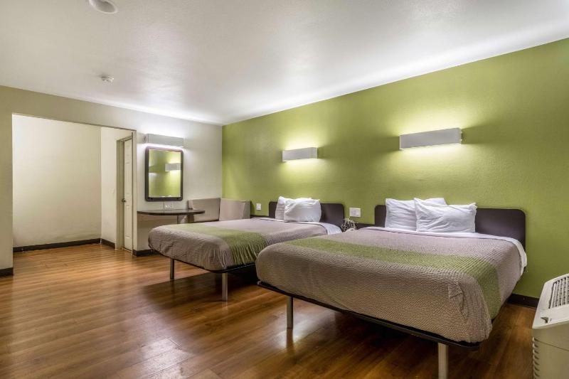 Queen Room with Two Queen Beds - Non-Smoking image 1