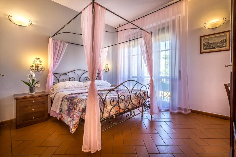 Superior Double Room image 4