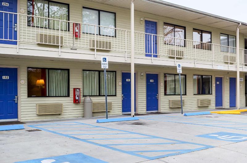 West Ashley Inn - image 1
