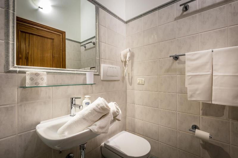 Double or Twin Room image 4