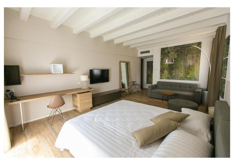 Junior Suite with Balcony and Lake View image 2