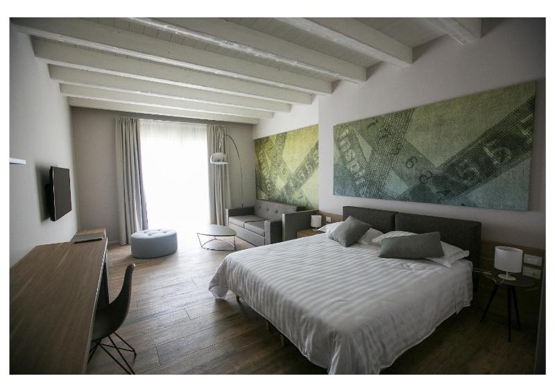 Junior Suite with Balcony and Lake View image 3