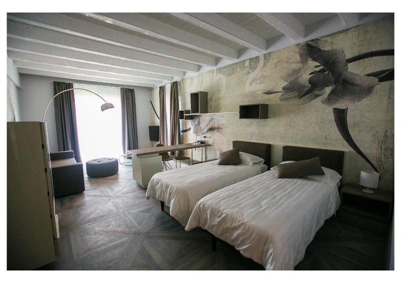 Junior Suite with Balcony and Lake View image 4