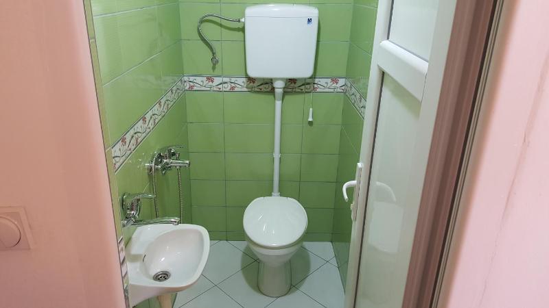 Twin Room with Bathroom image 4