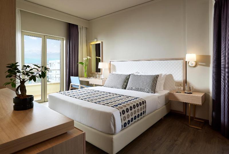 Superior Double Room with Sea View image 3