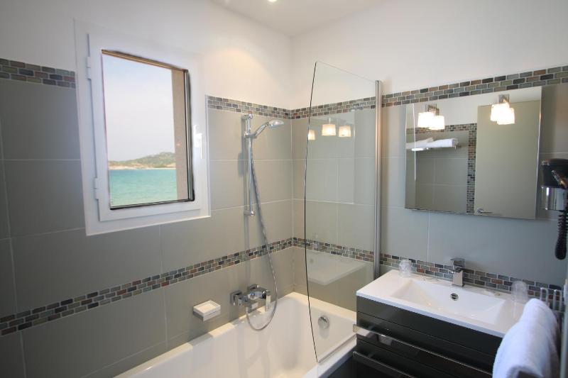 Deluxe Room with Terrace and Sea Front image 3