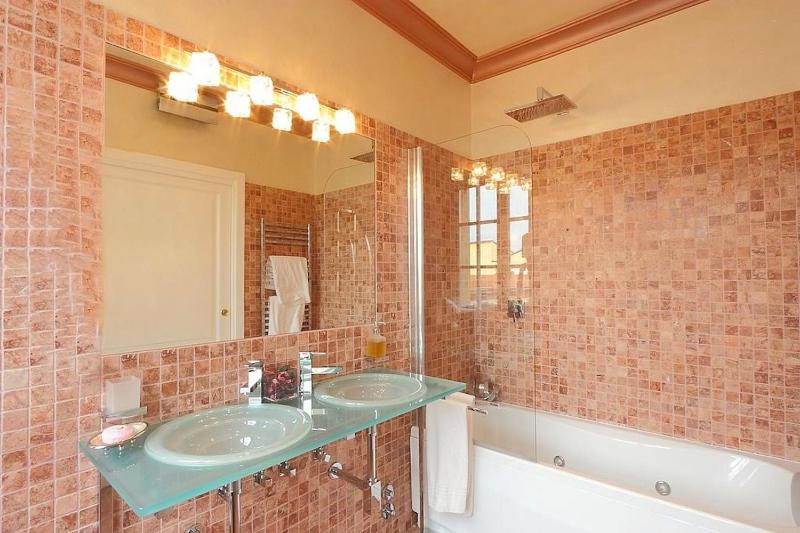 Suite with City View image 2