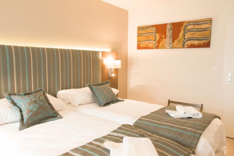 Twin Room image 3