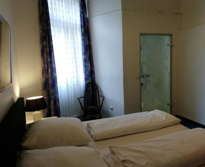 Double Room image 3