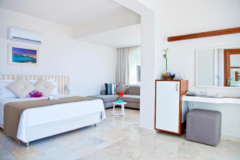 Deluxe Family Room with Sea View image 3