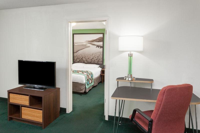 One-bedroom, Deluxe Queen Suite, First Floor, Exterior Corridor, Non-Smoking image 3
