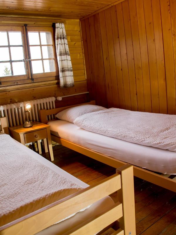 Standard Twin Room with Shared Bathroom image 3