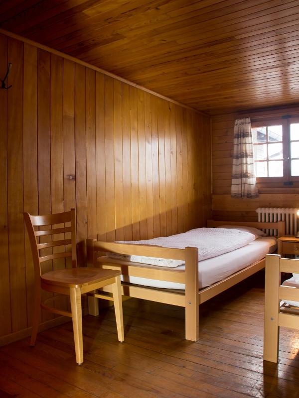 Standard Twin Room with Shared Bathroom image 2