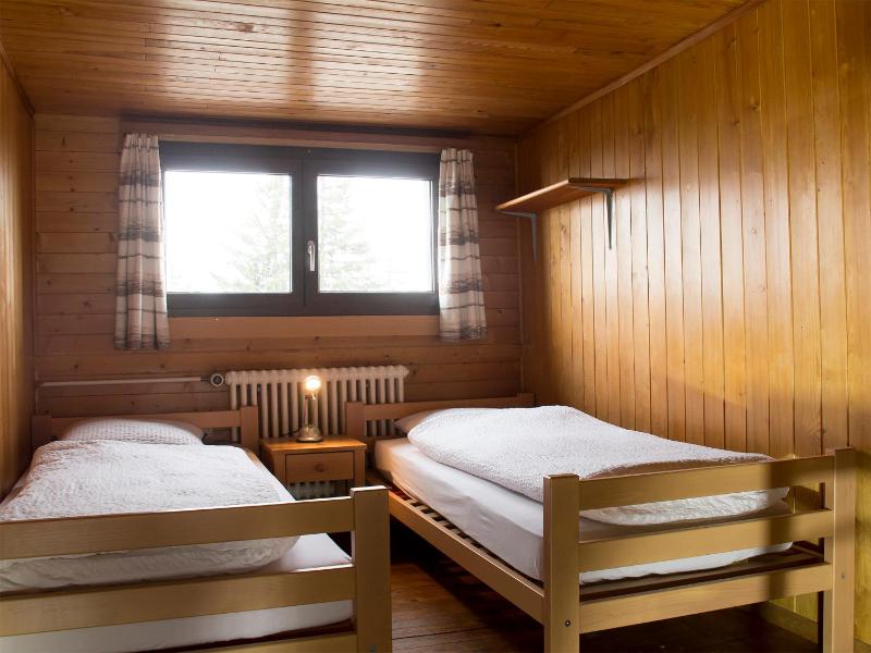 Standard Twin Room with Shared Bathroom image 4