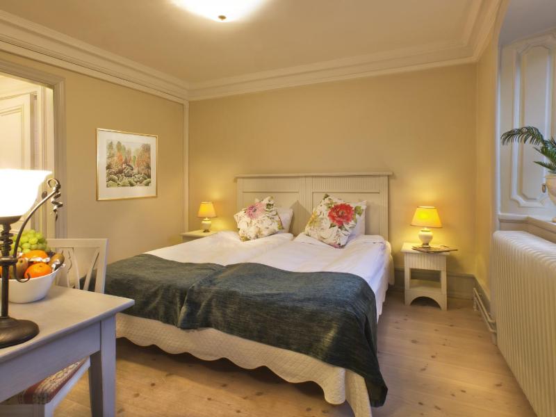 Standard Twin Room image 2